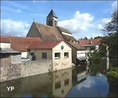 Avec une superficie de 1 804 km², à quel rang des départements français cela me place-t-il (en comptant ceux d'Outre-Mer) ? (Photo de l'église Saint-Étienne à Corbeil-Essonne) .