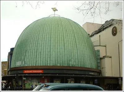 Comment se nomme le musée de statues de cire à Londres ?