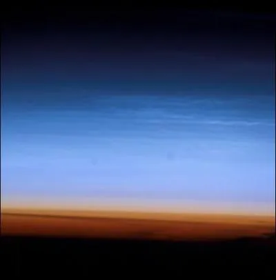 Lorsque la température sur Terre baissait, d'énormes quantités de [...] s'échappèrent du centre de la Terre et créèrent la première atmosphère.