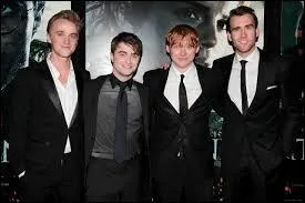 Quels élèves, dont les parents ont défié Voldemort par trois fois, sont nés à la fin du mois de juillet ?