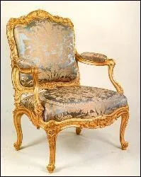 Vous allez encore trouver le nom de ce fauteuil à dossier plat datant du XIIIe siècle, qui n'est pourtant pas bouchée :