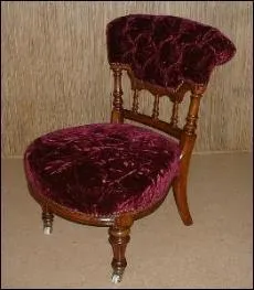 J'espère que ma question ne vous jettera pas un froid ! Quelle est cette chaise basse à haut dossier ?