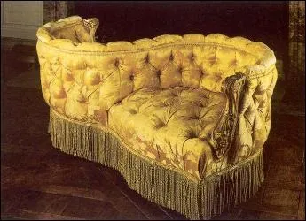 Quel est le nom de ce fauteuil à deux places qui a dû en entendre de toutes les couleurs ?