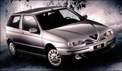Produite de 1994 à 2001, cette voiture italienne est une :