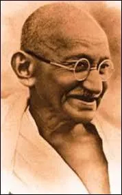 Le 30 janvier 1948, Gandhi est assassiné en se rendant à une réunion de prières. 
Quel nationaliste hindou sera exécuté (avec son complice) pour ce meurtre ?