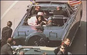 Le 22 novembre 1963 à Dallas, John Fitzgerald Kennedy est abattu alors qu'il salue la foule. Selon la version officielle, qui est le principal suspect de l'assassinat de JFK ?