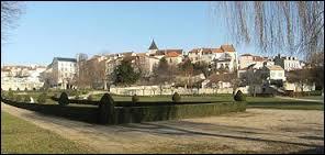 Limitrophe des Hauts-de-Seine et du Val-d'Oise, Carrières-sur-Seine est une ville francilienne située dans le département ...