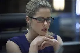 Félicity Smoak est la secrétaire d'Oliver dans son entreprise.