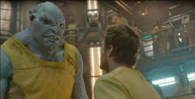 Que fait Groot au monstre bleu qui veut manger Peter ?