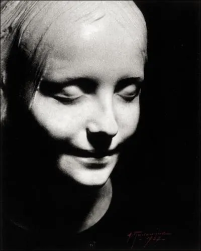 Cette photographie prise par Albert Rudomine (1892-1975) et intitulée "La Vierge inconnue du canal de l'Ourcq" représente le portrait :