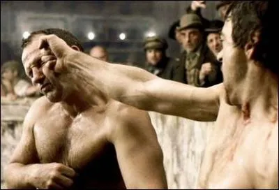 Quel personnage Robert Downey Jr incarne-t-il quand il donne cette jolie droite ?