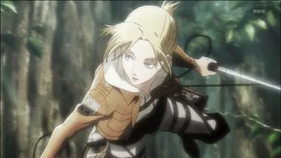 Je fais partie de la 104ème brigade d'entraînement et suis également le Titan Féminin. Qui suis-je ?