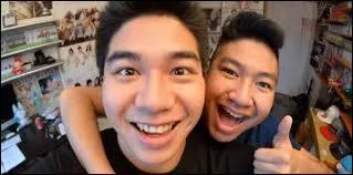 2 frères super originaux et drôles ! Il s'agit de :