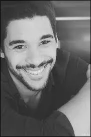 Grand ami de Pat, il est très comique sur youtube. Il s'agit de :