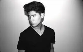 Ce beau gosse fait craquer les filles avec son chien magnifique. C'est le talentueux :