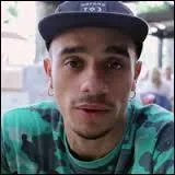 Lui aussi fait partie d'un groupe de youtubeurs. Il est fan de basketball et de hip hop. Il s'agit de :