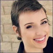 La petite amie de Squeezie, elle est magnifique et bien sympa. Il s'agit de :