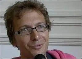 Il fait délirer tout le monde avec ses canulars ! Il s'agit de :