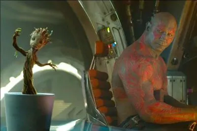 Sur quelle musique Groot danse-t-il quand Drax lave son canif ?