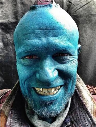 Comment Yondu fait-il pour se débarrasser des méchants ?