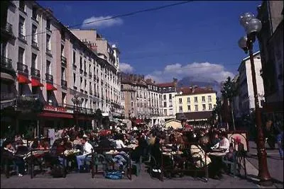 Voici la place Grenette, incontournable si vous visitez Grenoble. Mais que signifie Grenette ?