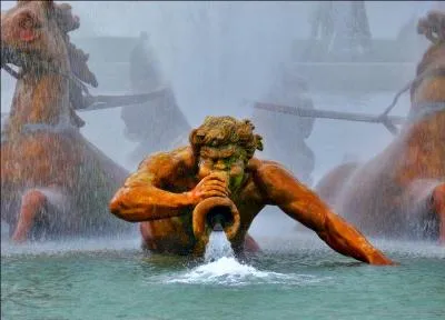 Triton est le fils de :