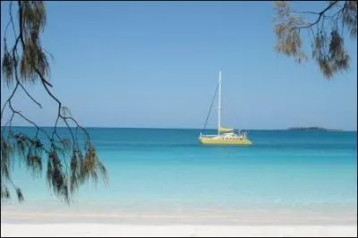 Quelle célébrité française est aussi un marin ? (Voici son bateau en photo ou en suivant le lien)