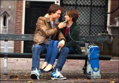La veille du départ de la ville, alors qu'ils sont sur un banc et qu'ils discutent, Augustus confie à Hazel Grace une très mauvaise nouvelle. Que lui arrive-t-il ?