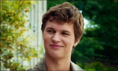 Devant son état qu'elle juge dépressif, la mère de Hazel Grace demande à sa fille de s'inscrire dans un groupe de paroles pour jeunes atteints du cancer. Elle rencontre Augustus. Quelle est sa situation au début du film ?