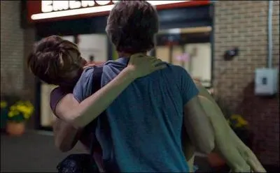 Peu avant le départ de ce voyage, un événement soudain remet en cause une possible participation de Hazel Grace à ce voyage. Que se passe-t-il alors ?