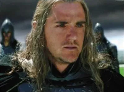 Comment s'appelle l'homme de la garde qui sauve Faramir en tuant deux hommes dans les champs consacrés ?