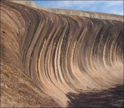 A votre avis, comment les Australiens nomment-ils cette surprenante formation rocheuse composée de granite ocre ?