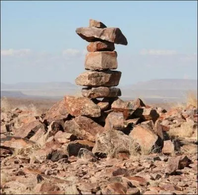 On trouve ces empilements de cailloux un peu partout, ils sont très utiles quand ils balisent les chemins de montagne... 
Quel est cet amas de pierres artificiel ?