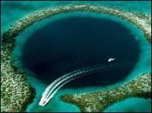 Celui-ci fait 120 mètres de profondeur et vous le trouverez sur les côtes du Belize.
Comment appelle-t-on ce genre de formation géologique ?