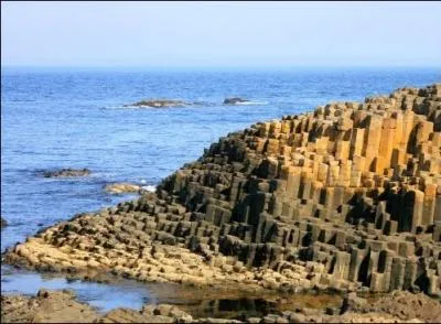 N'hésitez pas à agrandir la photo pour admirer ces quelques 40.000 colonnes de basalte hexagonales ! Comment appelle-t-on ce lieu étonnant situé en Irlande du Nord ?