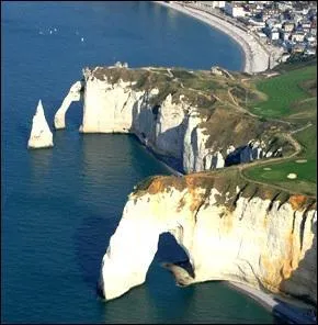 Dans quelle région se trouve le site classé des falaises d'Etretat ?