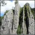 Comment a-t-on baptisé ces lames de roche étroites et verticales qui dominent l'Ourthe à Comblain-au-Pont en Belgique ?
