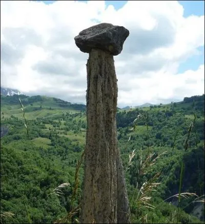 Une colonne de roches friables chapeautée par une roche plus résistante qui la protège de l'érosion. Quel nom donne-t-on à cette formation géologique assez courante ?