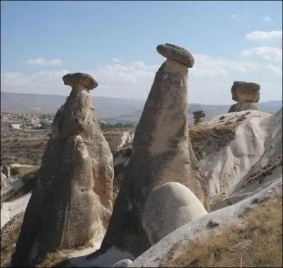 Comment appelle-t-on ces silhouettes rocheuses dans d'autres régions du monde ?