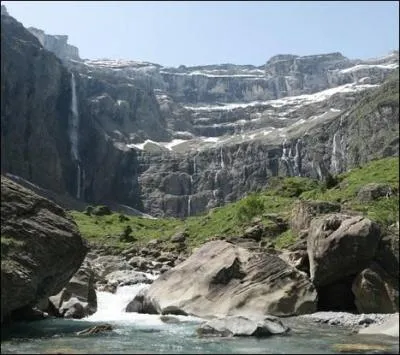 Quel massif montagneux abrite le très beau cirque de Gavarnie ?