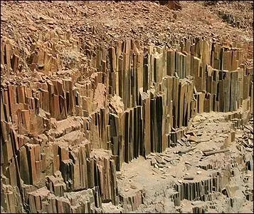 Après les colonnes basaltiques d'Irlande du Nord, voici celles du Damaraland en Namibie ! Comment appelle-t-on ces colonnes de façon plus imagée ?