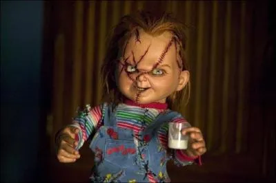 Que tient Chucky dans sa main et quel en est le contenu ?