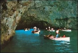Première escale à Capri, île de la baie de Naples et visite de la Grotte bleue. Dans quelle mer se trouve-t-elle ?