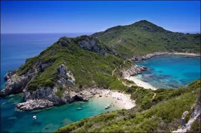 Glissons-nous entre la Sicile et la Calabre, en navigant sur le détroit de Messine. Dans quelle mer arrivons-nous ? Deuxième escale sur l'île de Corfou !