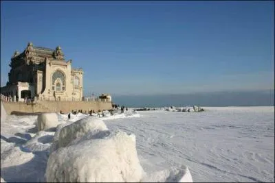Continuons notre périple pour entrer dans les eaux d'une mer particulière : les eaux profondes et les eaux superficielles ne coulent pas dans le même sens. Quelle est cette mer à la salinité très faible ?