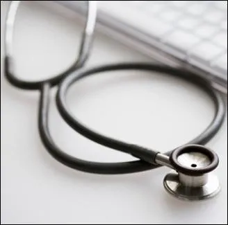 Le gériatre soigne ... .