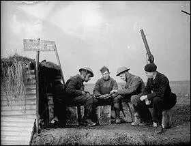 Comment appelle-t-on la phase de la guerre où la France et le Royaume-Uni étaient retranchés à la frontière franco-allemande et attendaient l'arrivée des forces allemandes ?