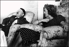 De quelle façon se suicide-t-il le 30 avril 1945 ?