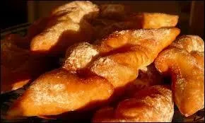 Pâtisserie légère faite de pâte, détaillée en formes diverses, frite et saupoudrée de sucre. Vous pouvez manger une mer...