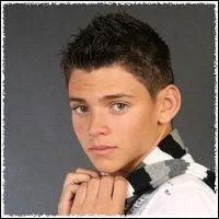 Dans quelle série pour ados Rayane a fait ses premiers pas à la télé ?